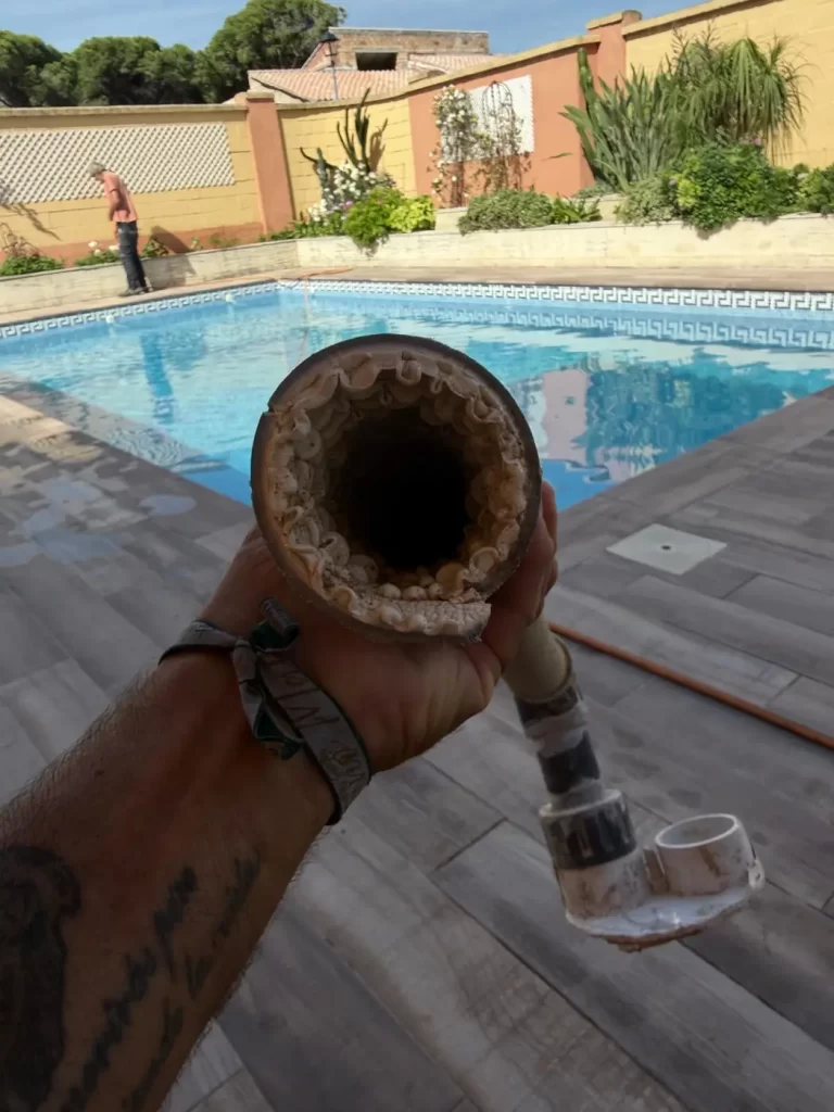 Tramo de bajante calcificada extraído en una vivienda con piscina