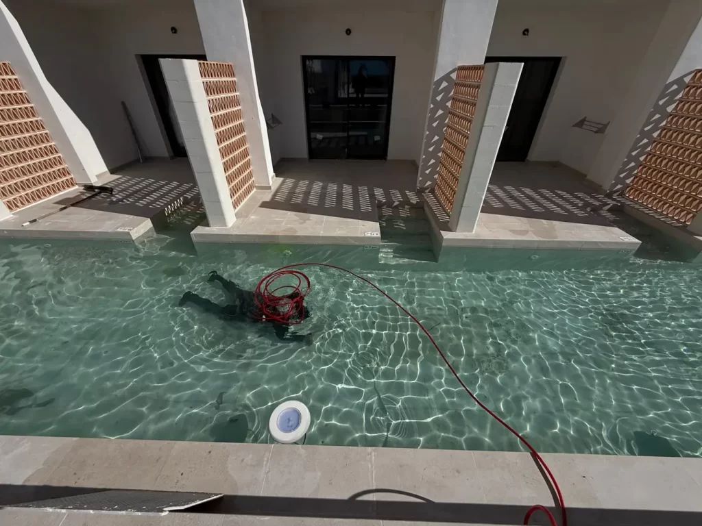 Técnico buceando para localizar fugas en la piscina de un hotel sin vaciarla