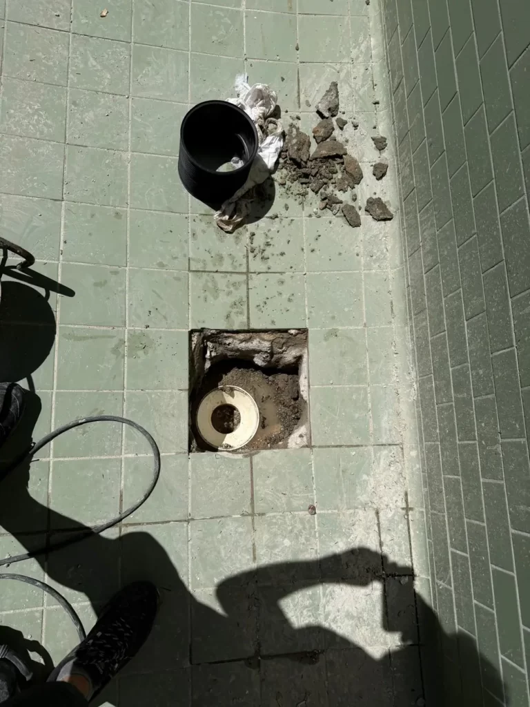 Sustitución del sumidero de fondo de una piscina por fuga en su conexión