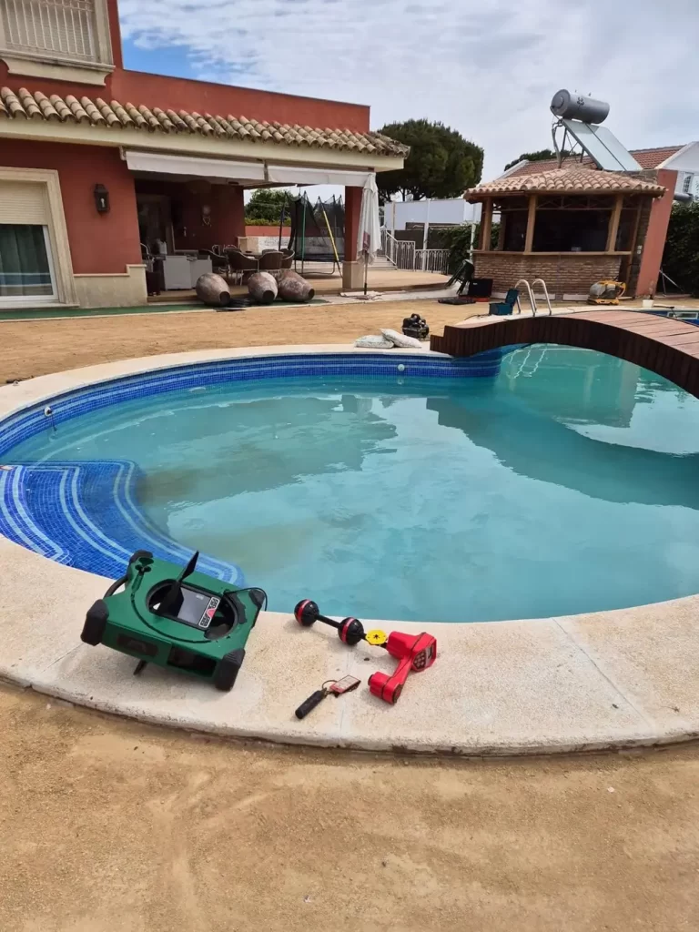Detección de fugas en la piscina de un chalet con equipos profesionales