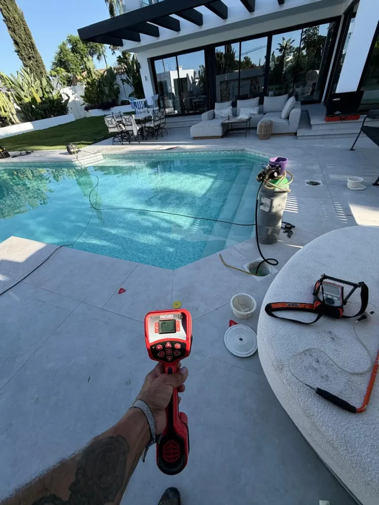Técnico detectando fugas en una piscina sin vaciarla con equipos electroacústicos