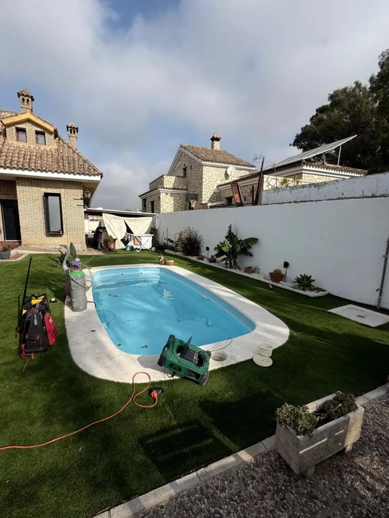 Equipos de detección de fugas en la piscina de una vivienda unifamiliar