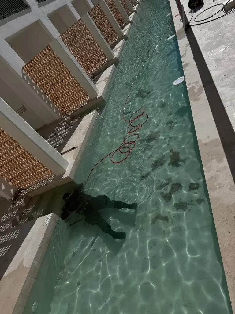 Inspección subacuática de la piscina lineal de un hotel en funcionamiento