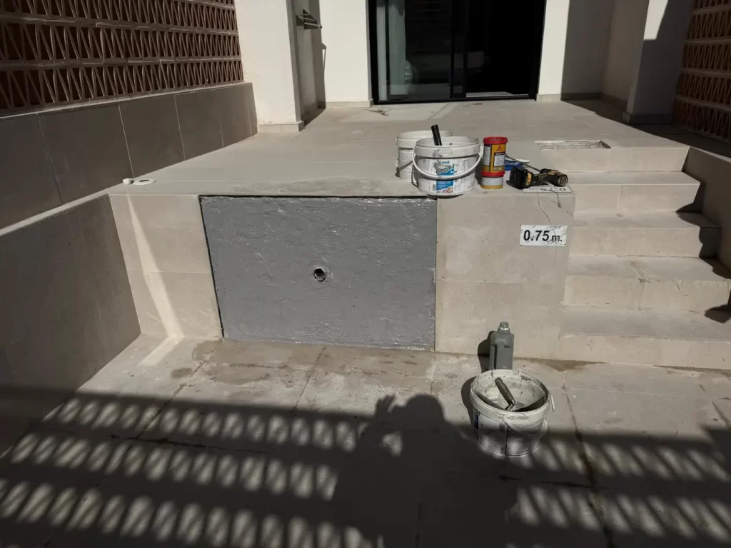 Zona de escalera de la piscina de un hotel durante los trabajos de reparación