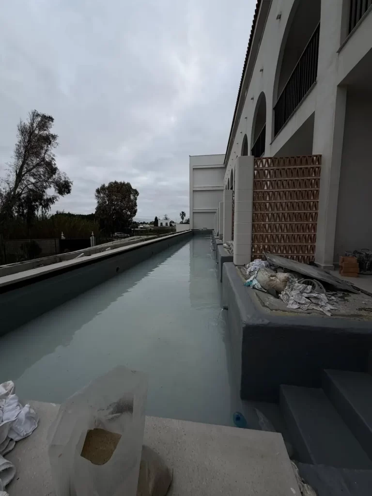 Piscina de hotel en llenado para la prueba de estanqueidad tras la reparación