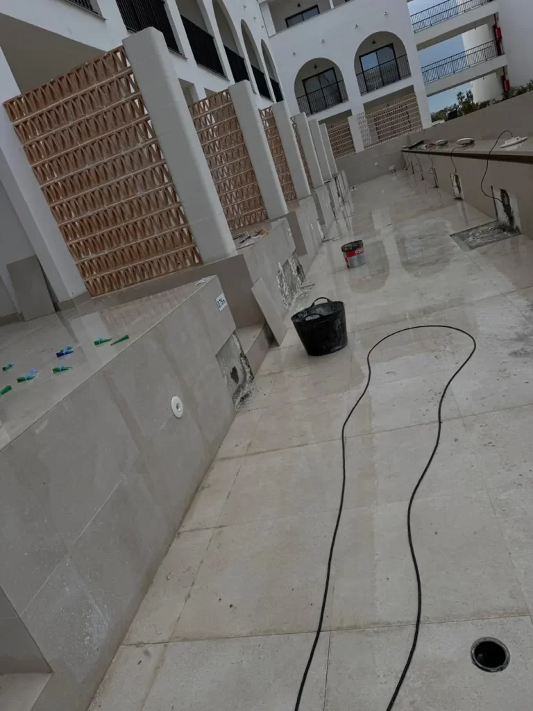Piscina lineal de hotel vacía con boquillas de impulsión revisadas