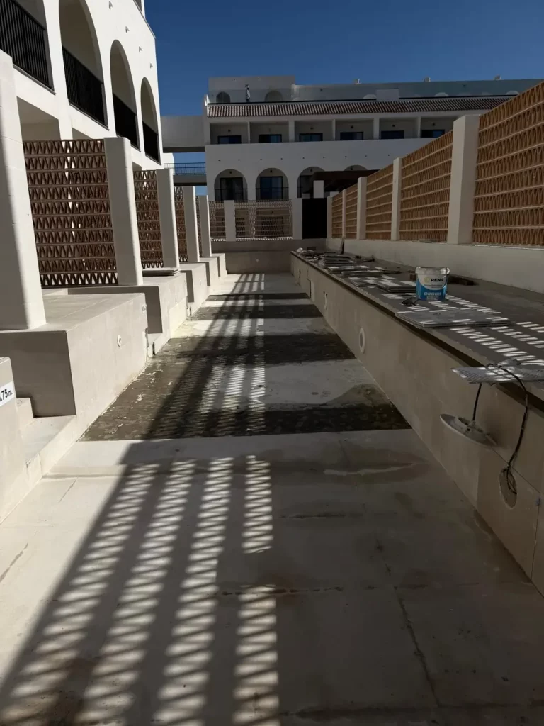 Piscina lineal de hotel vaciada durante la reparación de fugas