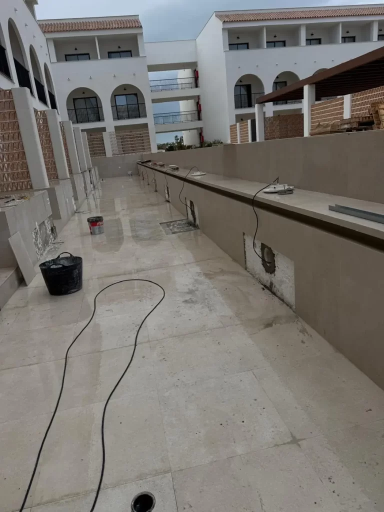 Piscina lineal de un hotel vaciada para inspeccionar boquillas y focos