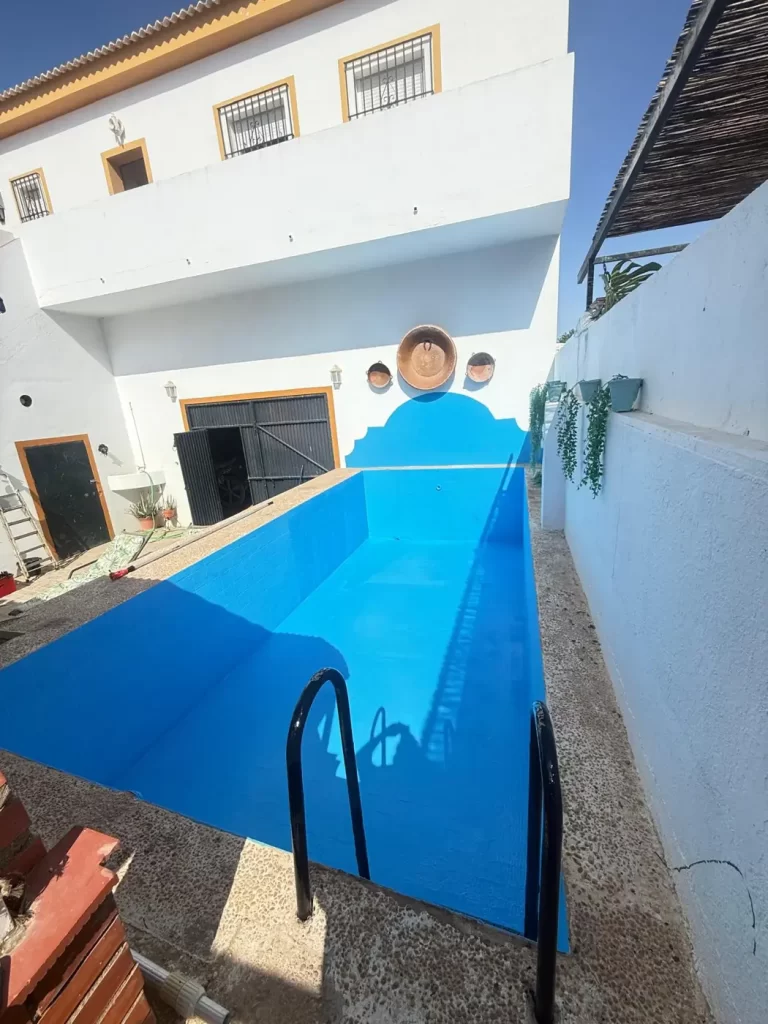 Piscina reparada e impermeabilizada lista para llenar