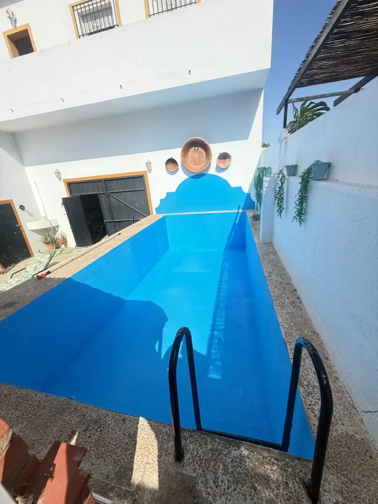 Piscina reparada tras la fuga, con el vaso impermeabilizado