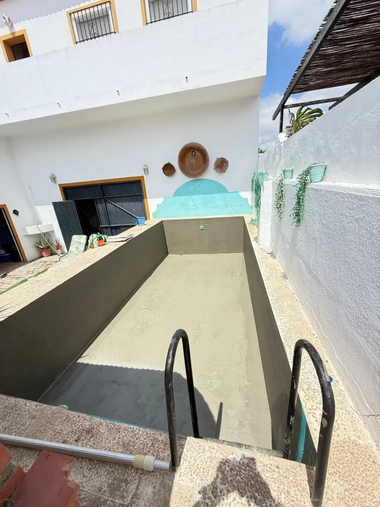 Piscina vaciada antes de la reparación e impermeabilización del vaso