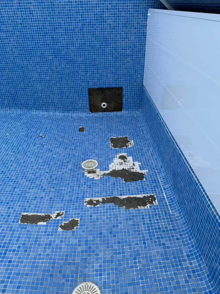 Reparación de gresite en el fondo de una piscina tras sellar la fuga