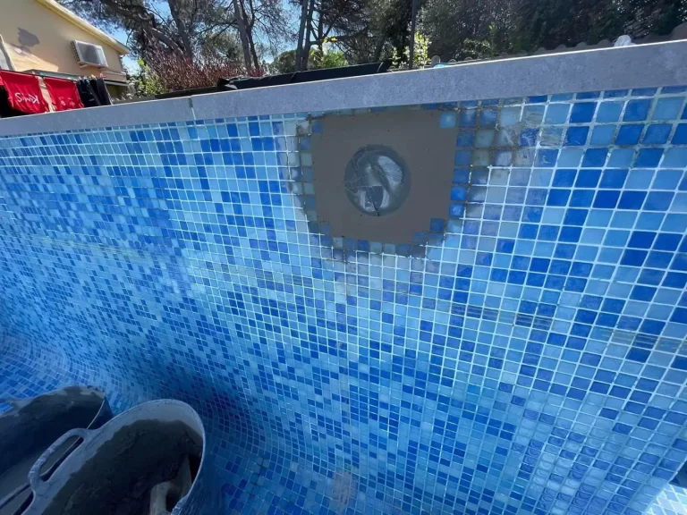 Skimmer de piscina de gresite reparado tras localizar una fuga en su unión con el vaso