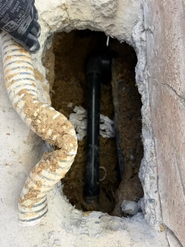 Reparación de tubería de piscina enterrada en un punto exacto