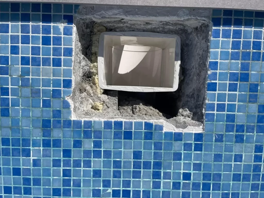 Skimmer nuevo instalado en piscina de gresite tras eliminar la fuga