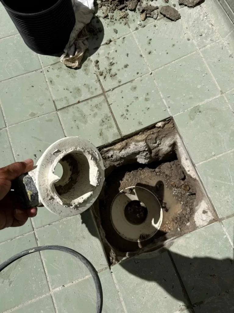 Sumidero de piscina desmontado para reparar la fuga de agua en su base