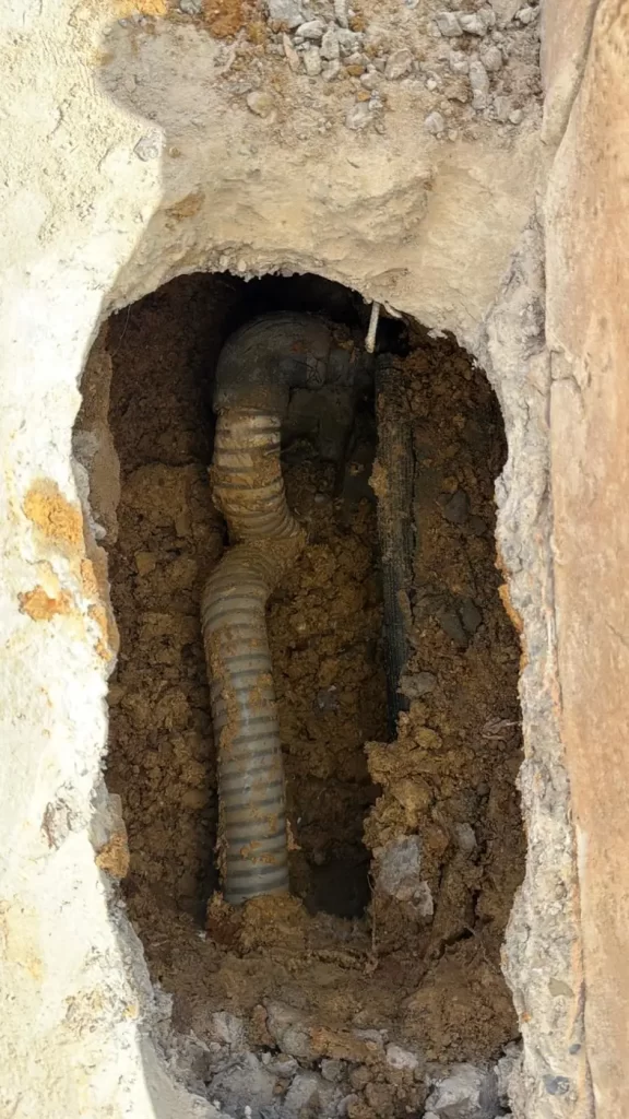 Tubería de piscina localizada con cata mínima tras detectar la fuga con precisión